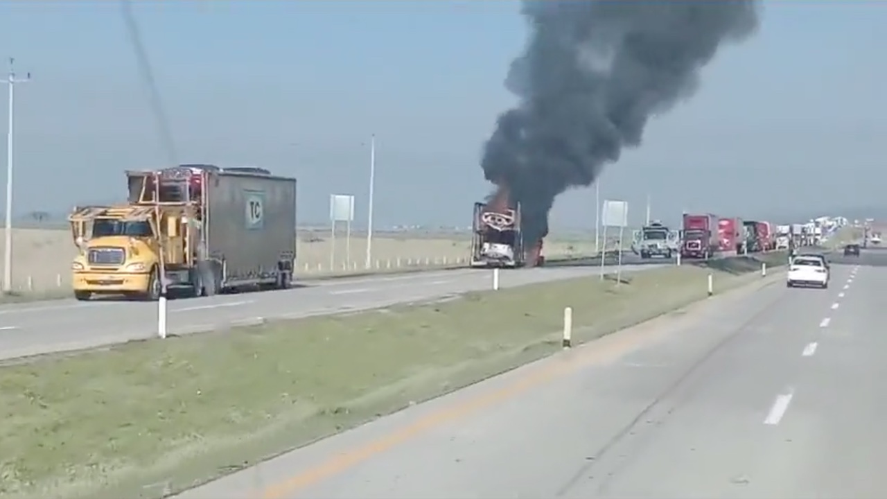 Accidente En El Arco Norte Tr Iler Se Incendia En La Carretera