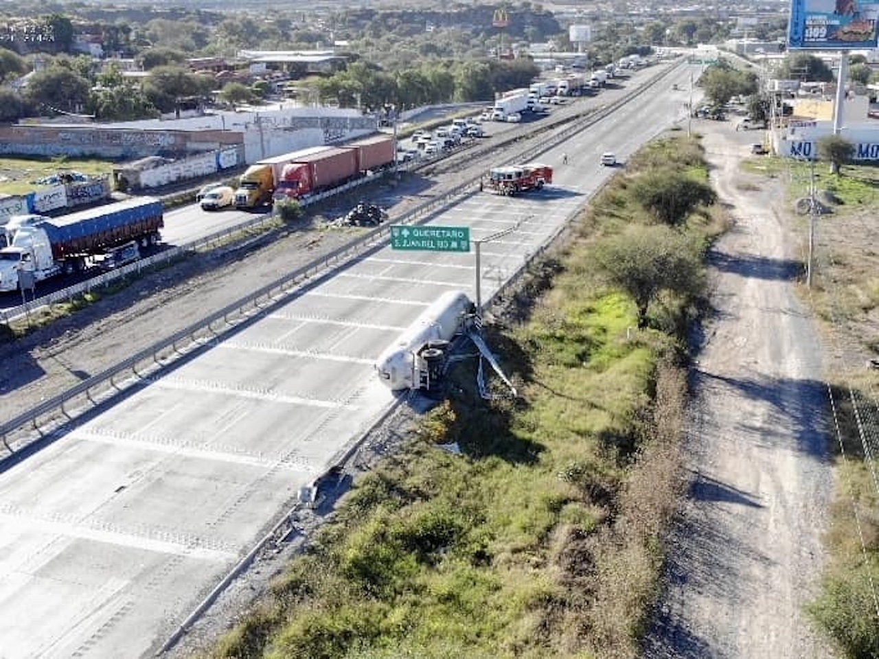 Accidente México Querétaro pipa vuelca en San Juan del Río