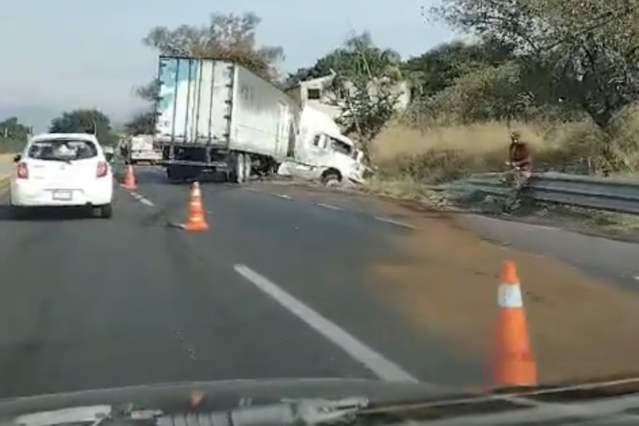 Accidente autopista Cuernavaca Acapulco tráiler se sale de pista