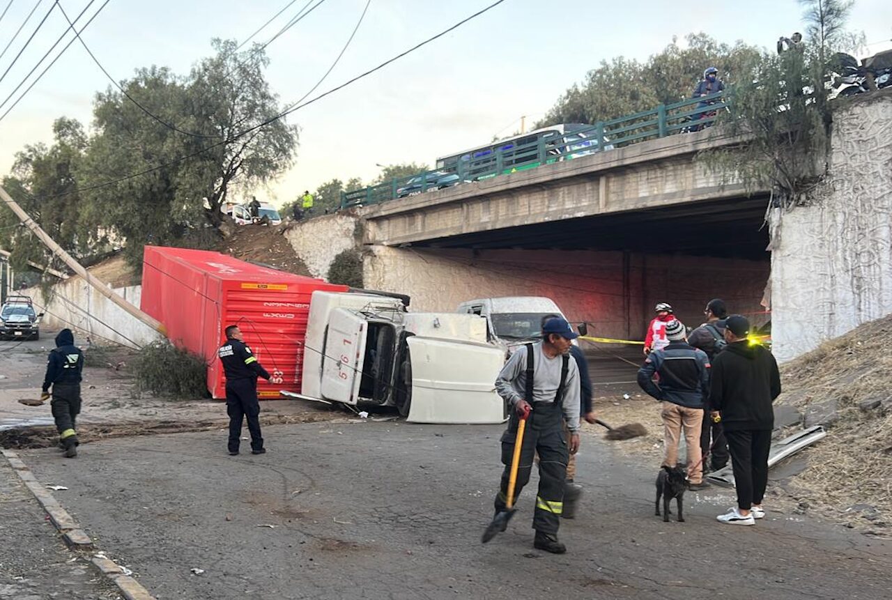 Accidente Tlalnepantla tráiler choca y vuelca en la Reyes Heroles