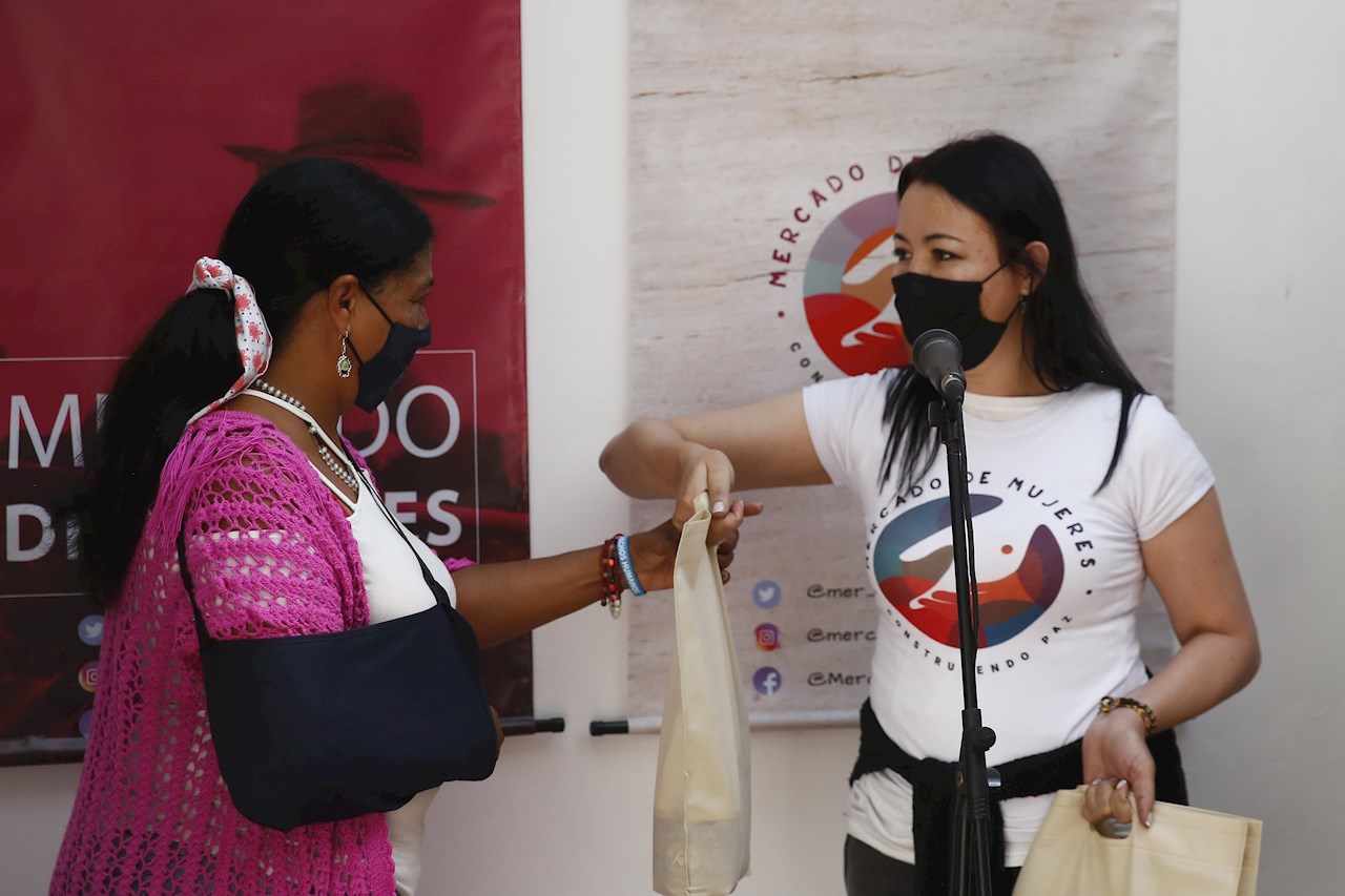 Abren en Colombia el primer mercado de mujeres excombatientes de las FARC