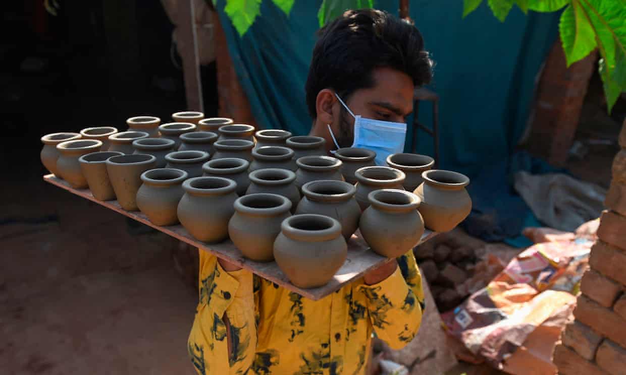 En los trenes de la India regresan los jarros de barro para servir el té y acabar con el plástico