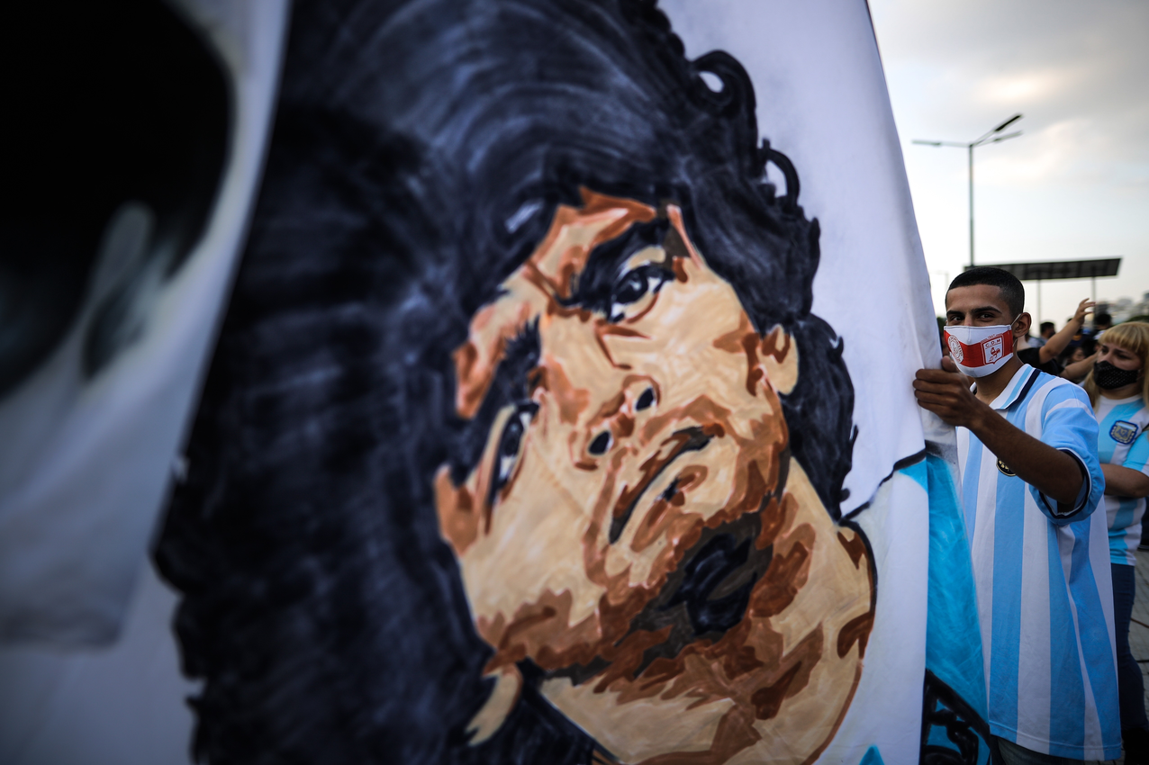 Diego Maradona: el superestrella dolorosamente humano que encarnó a Argentina