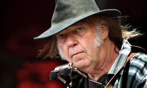 El músico Neil Young retira la demanda contra Donald Trump