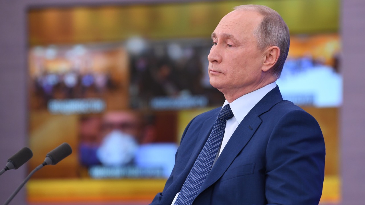Vladimir Putin se aísla tras contagios de covid en su entorno