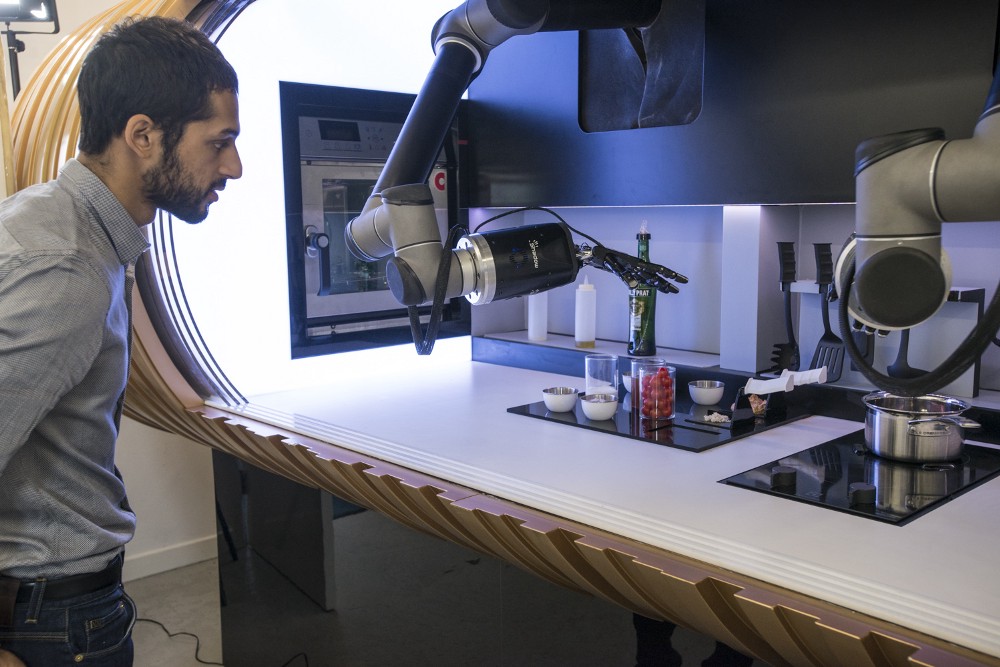 La primera cocina robotizada que prepara la comida… y hasta lava los trastes