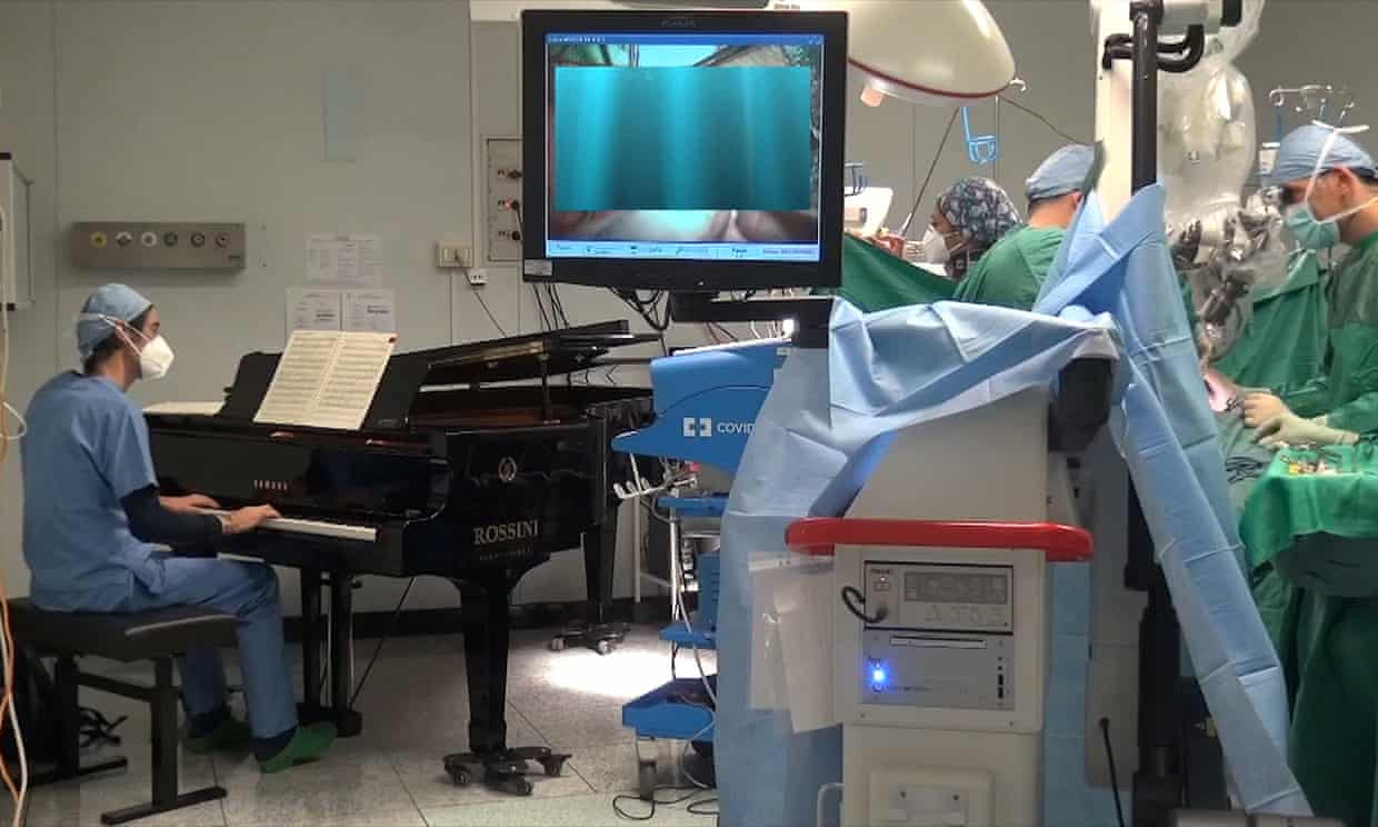 Rellenar aceitunas y piano en el quirófano: el cirujano que explora nuevas rutas