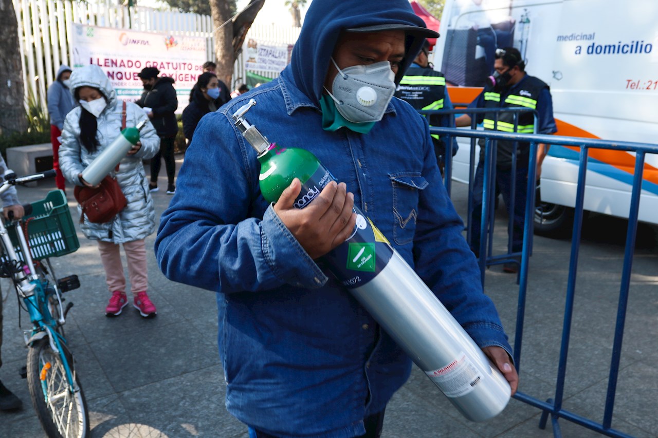 Escasez de oxígeno genera largas filas y aumento de precios en México