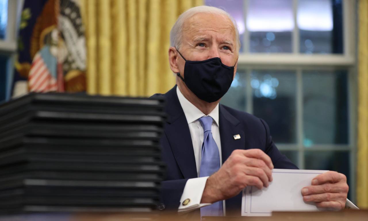 Joe Biden ordena detener la construcción del muro fronterizo, entre otras decisiones