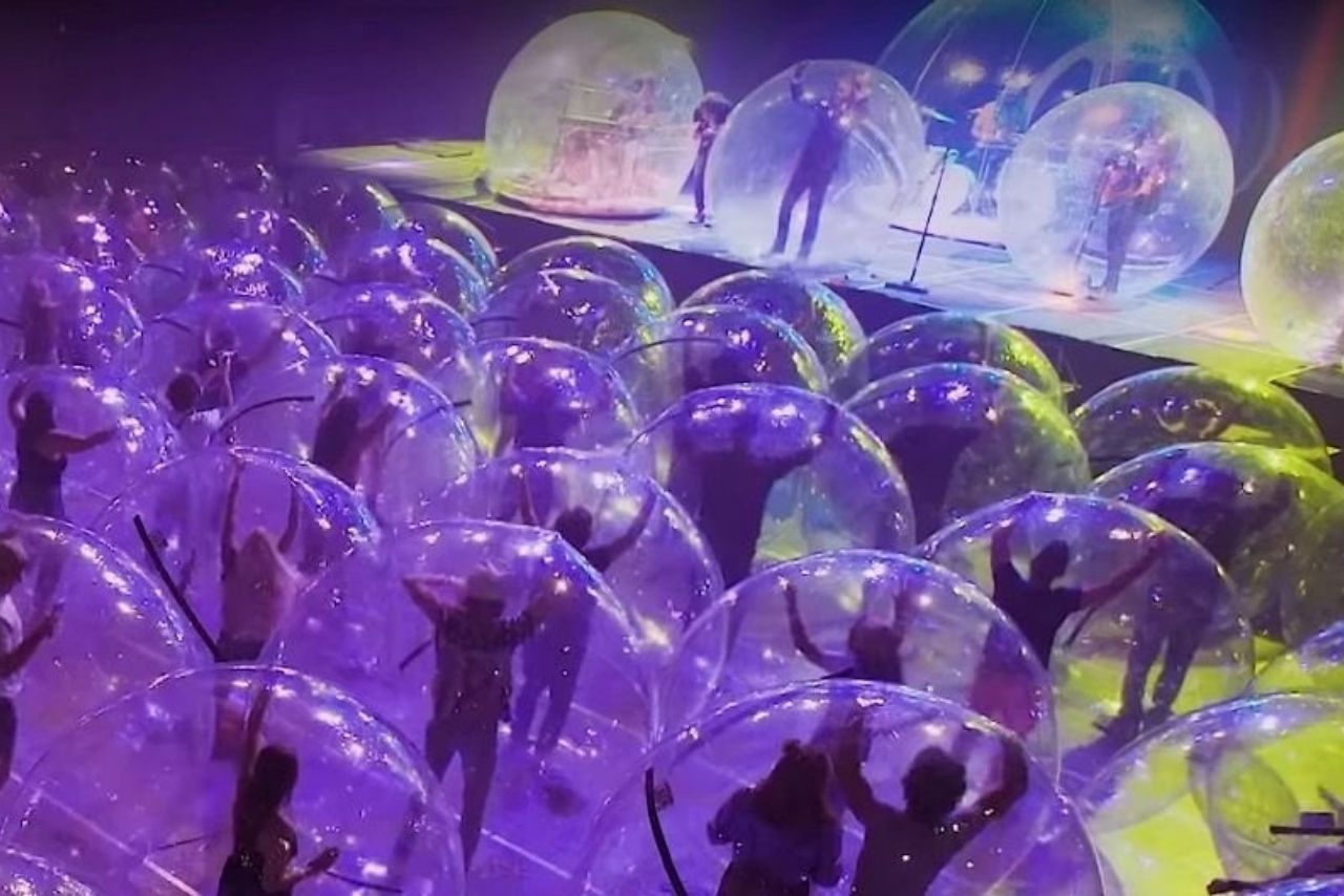 The Flaming Lips ofrece concierto en donde los fans se metieron en burbujas