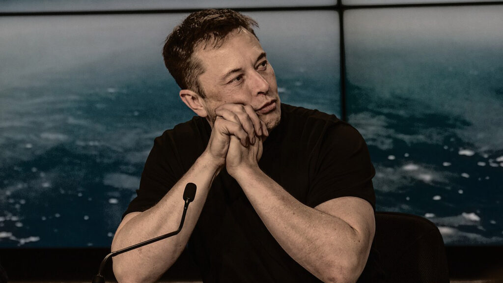 Elon Musk intentó vender Tesla a Apple