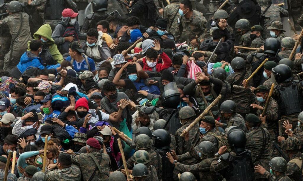 Tropas de Guatemala detienen por la fuerza a migrantes hondureños