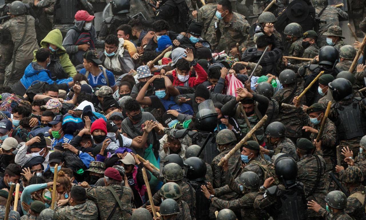 Tropas de Guatemala detienen por la fuerza a migrantes hondureños