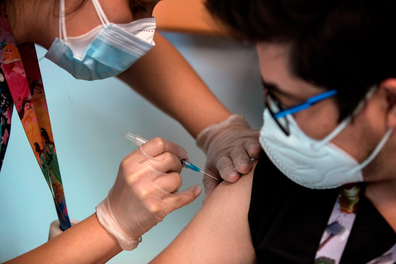 Vacunado contra el covid: el perfil que cotiza al alza en las páginas de citas