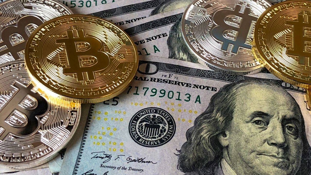 Bitcoin toca nuevo máximo histórico de casi 35,000 dólares