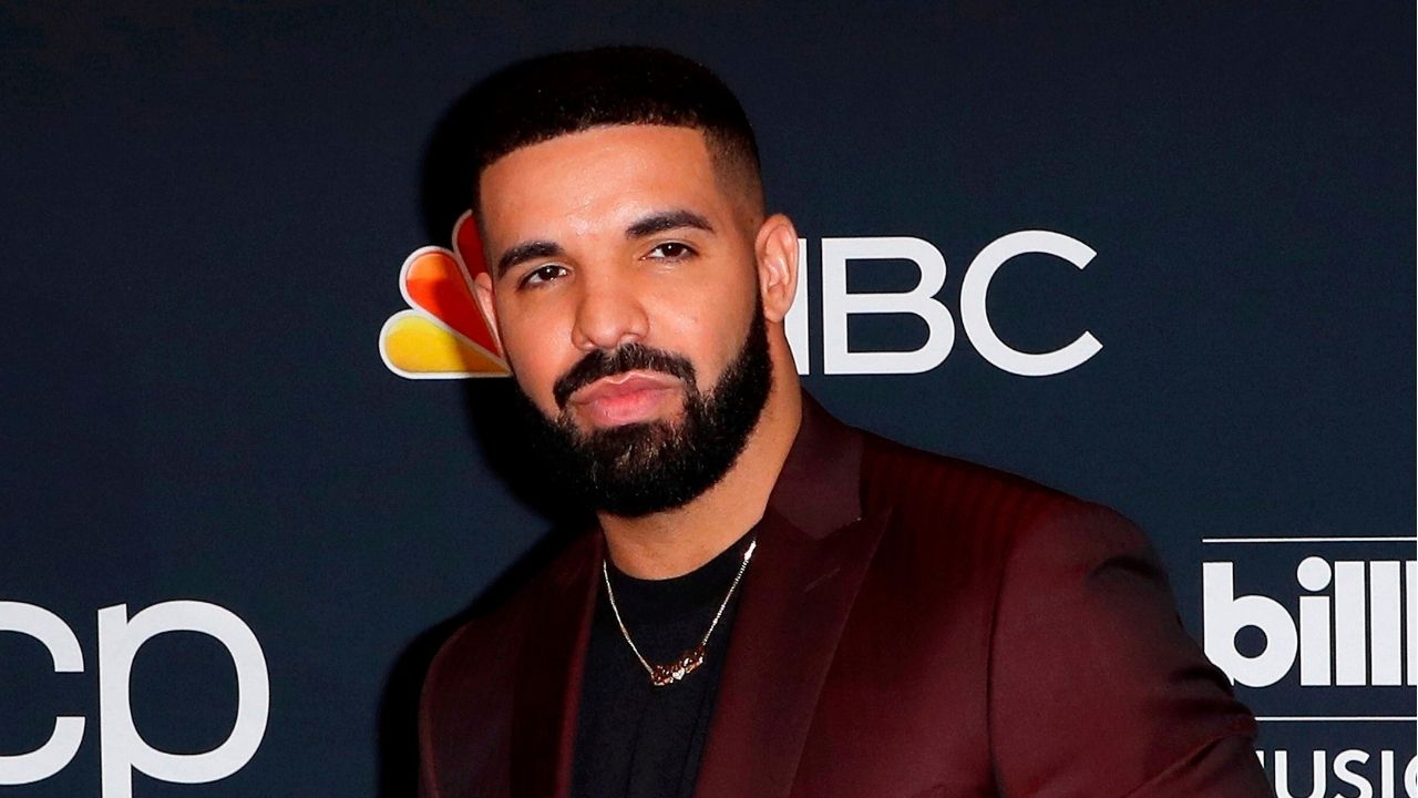 Drake compró el anillo de Tupac Shakur por más de 1 mdd en Sotheby’s