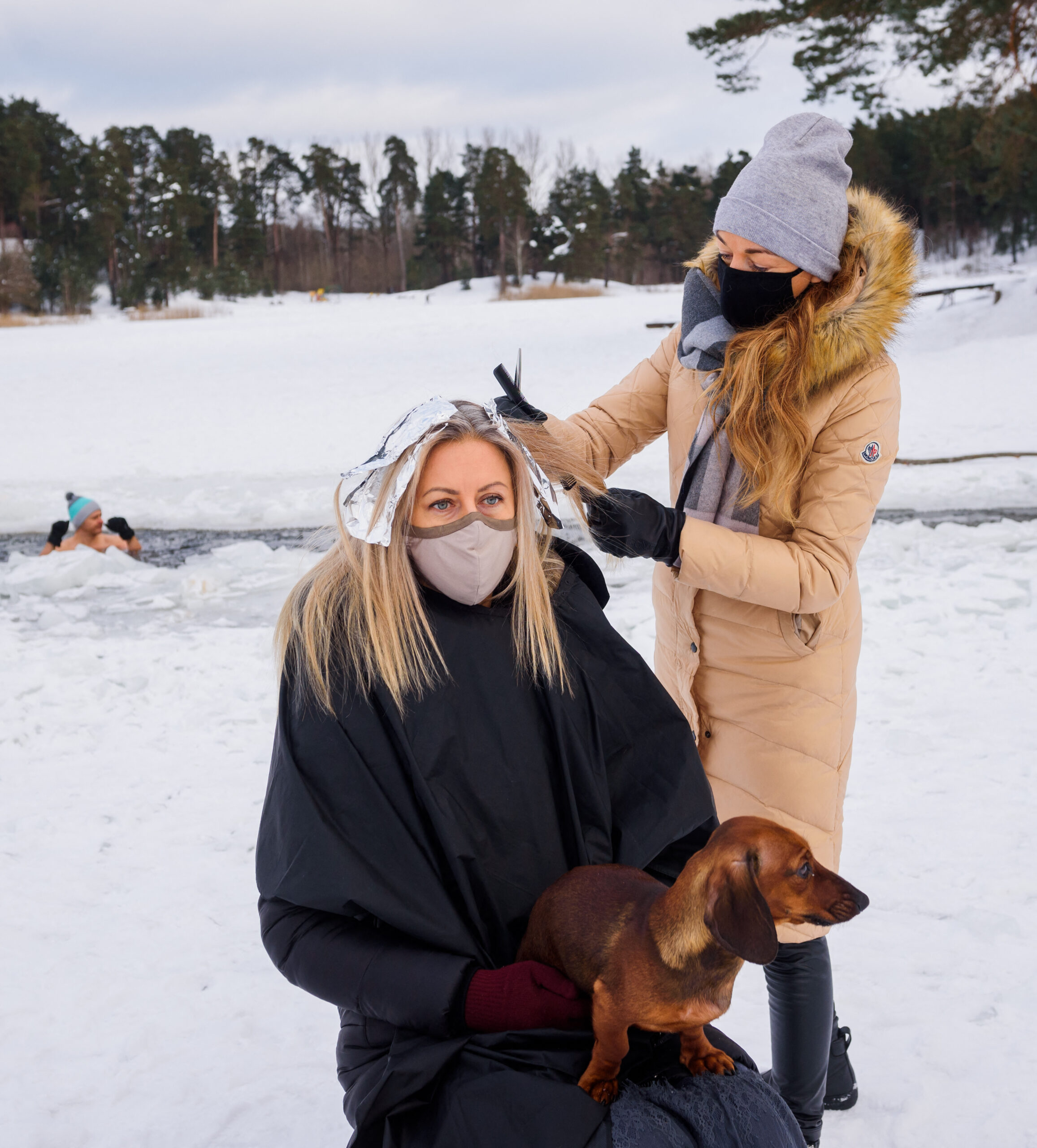 Peluquería sobre hielo en Letonia: una protesta fashion contra el confinamiento