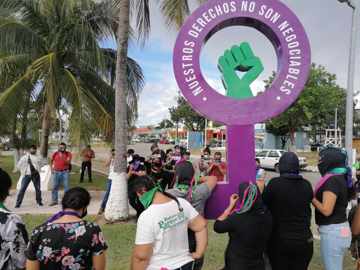 Feministas de Quintana Roo firman convenio con la XVI Legislatura, pero mantienen la toma del congreso local