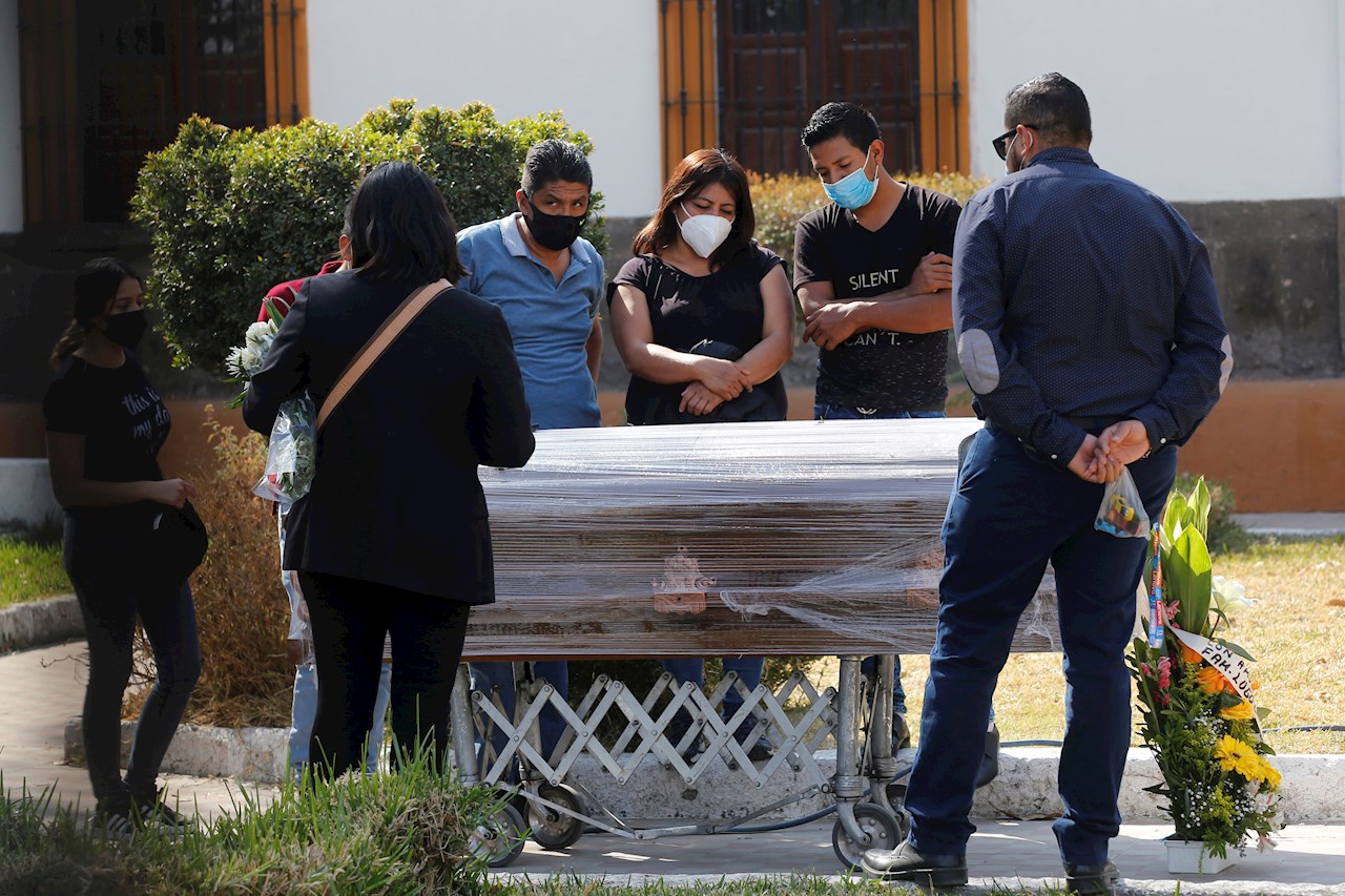 El repunte de los muertos por Covid-19 en México deja otra secuela: los remordimientos