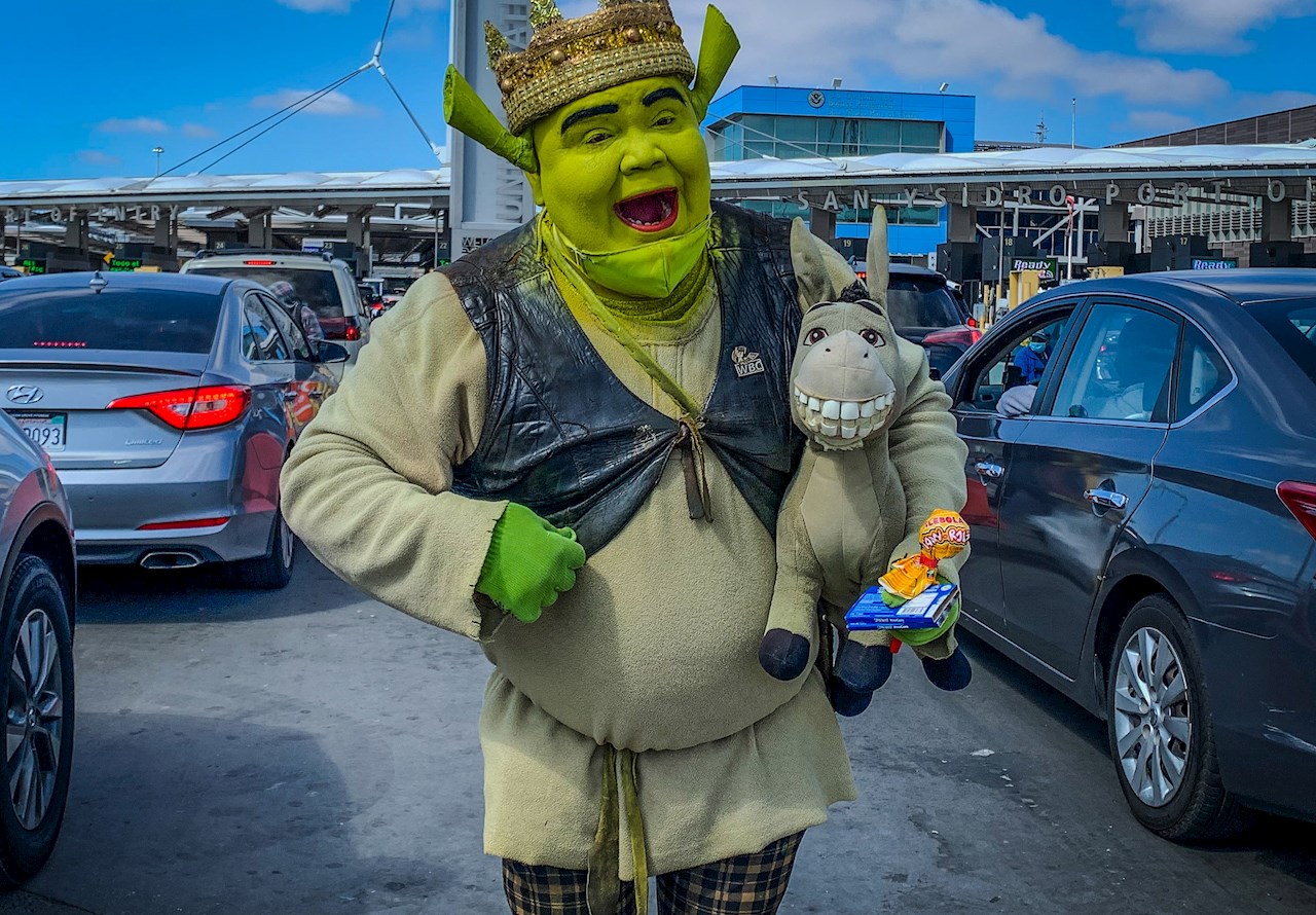 El Shrek de Tijuana: lleva el sustento de su hogar disfrazado del emblemático ogro