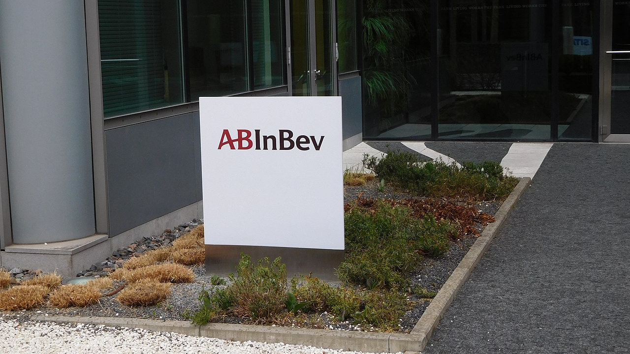 AB InBev, dueño de Grupo Modelo, perdió 50% en su ganancia neta en 2020