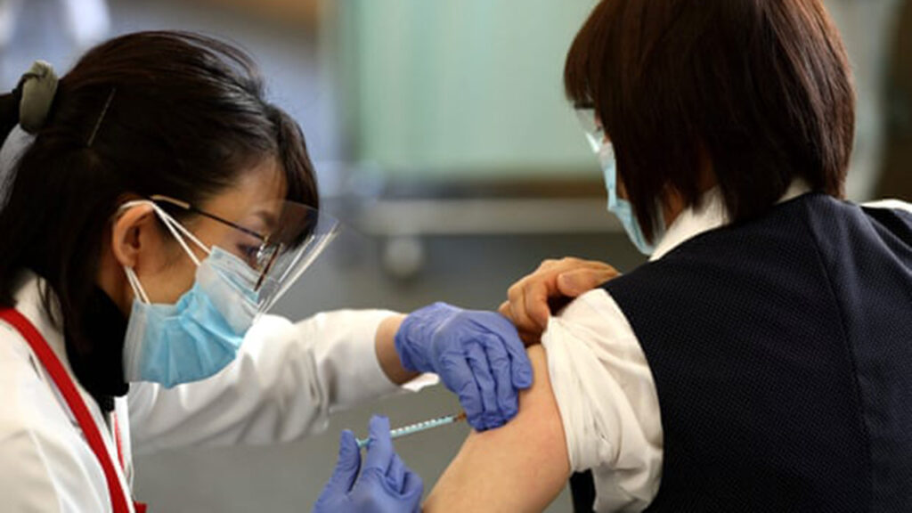 Peligran relevos de la antorcha olímpica al comenzar campaña de vacunación en Japón