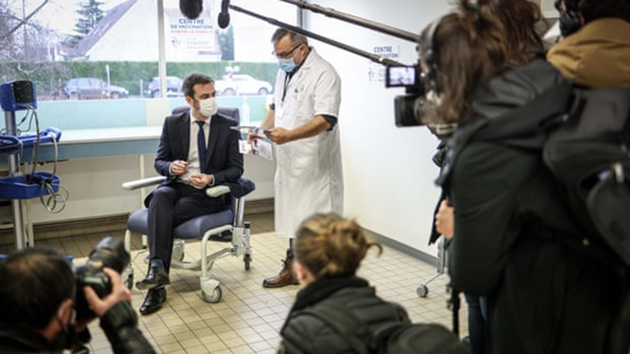 Si los franceses desconfían de las vacunas es porque desconfían de sus políticos