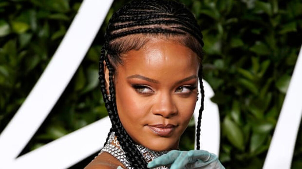 Ahora Rihanna hace enojar a los hindúes con un colgante ‘irrespetuoso’ de Ganesh