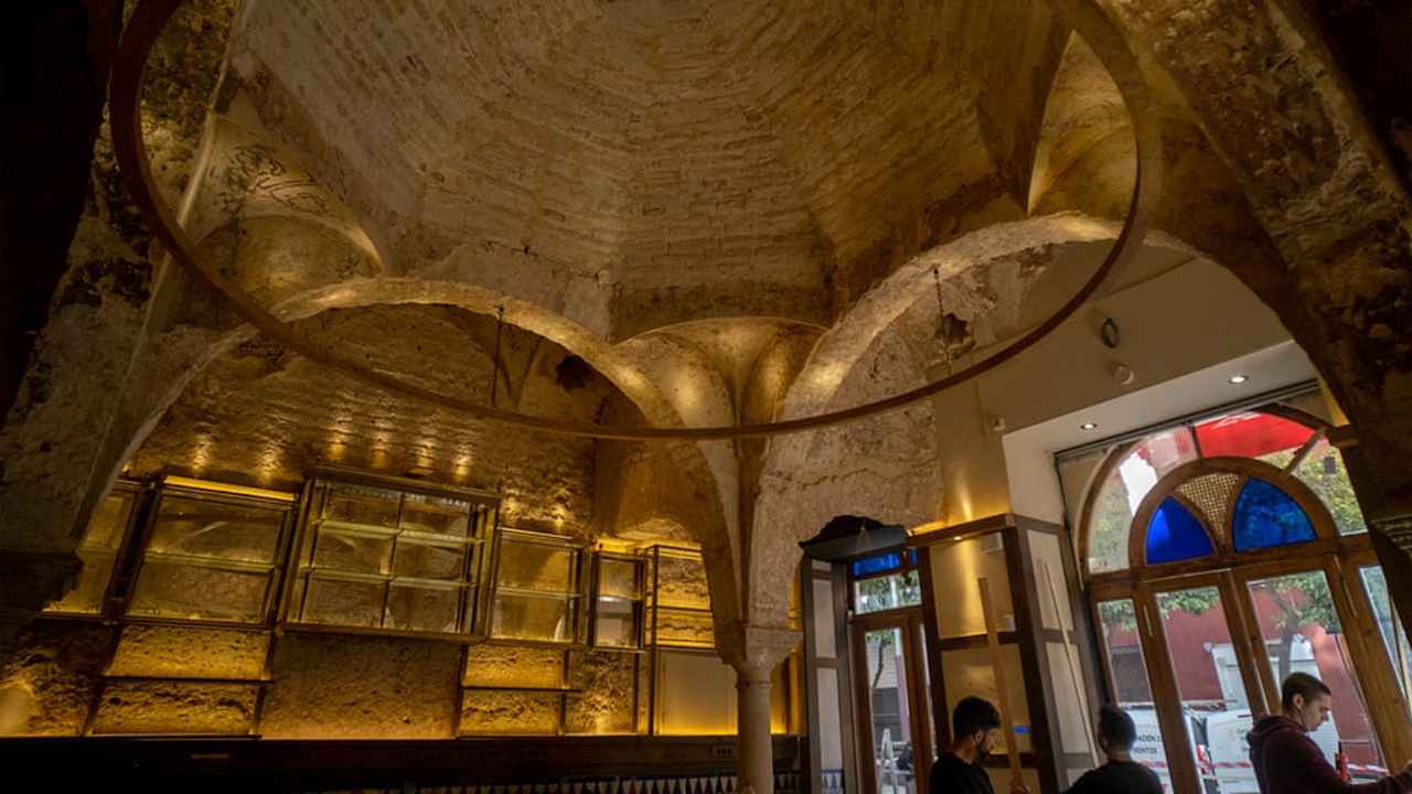 Descubren una casa de baños islámica del siglo XII en un bar de tapas en Sevilla