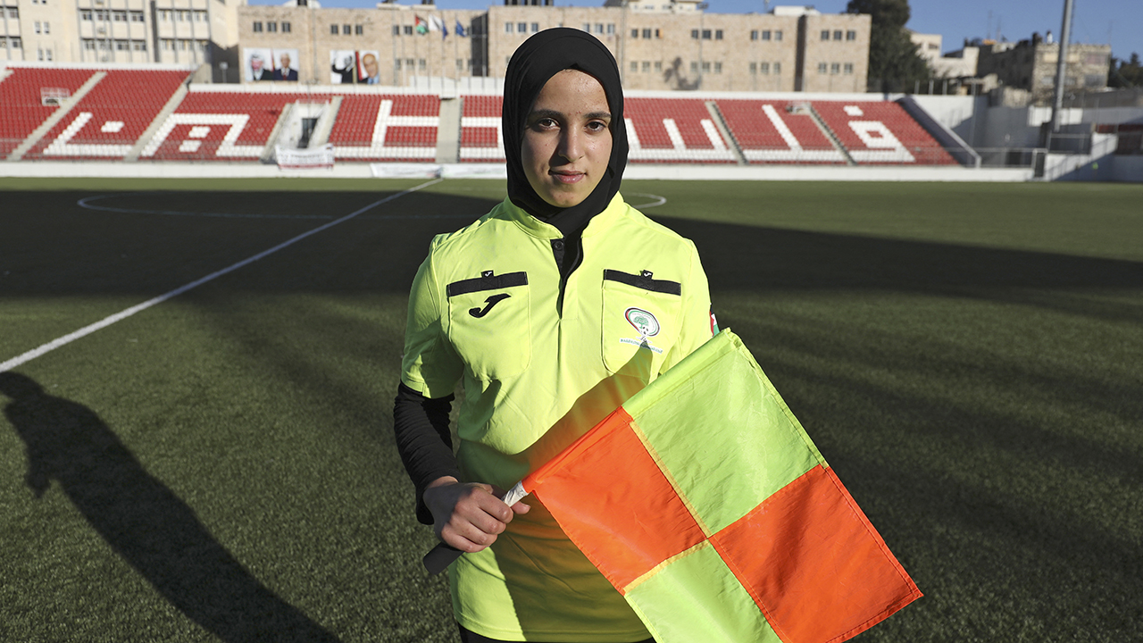 Arbitrar en el futbol internacional, el sueño de una joven palestina
