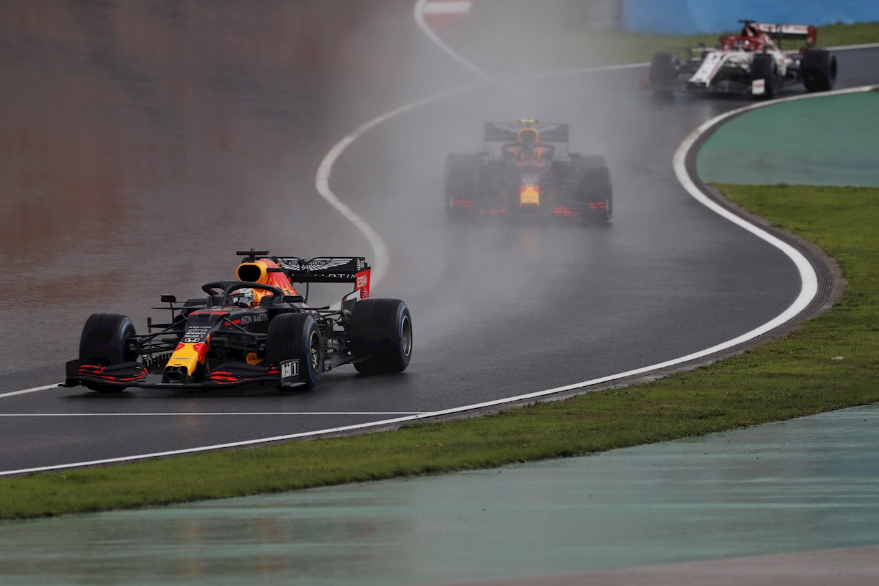 Hamilton ganó en Portugal, dejando a Verstappen en segundo y a ‘Checo’ en cuarto