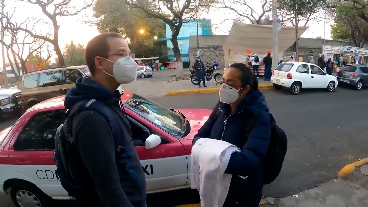 Así fue la gira urbana de Ricardo Anaya para acompañar a una enfermera a su trabajo
