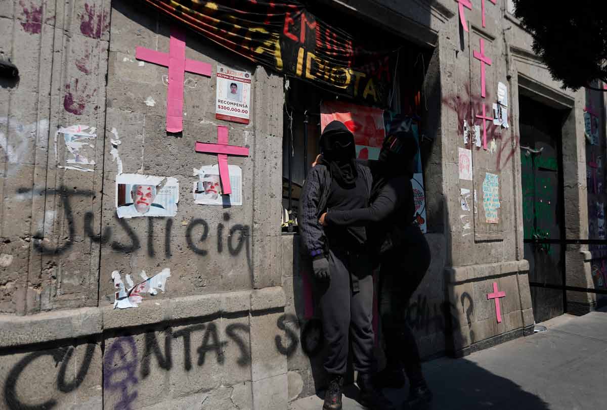 La policía desaloja a feministas de la ‘Casa okupa’ en el Centro de la CDMX