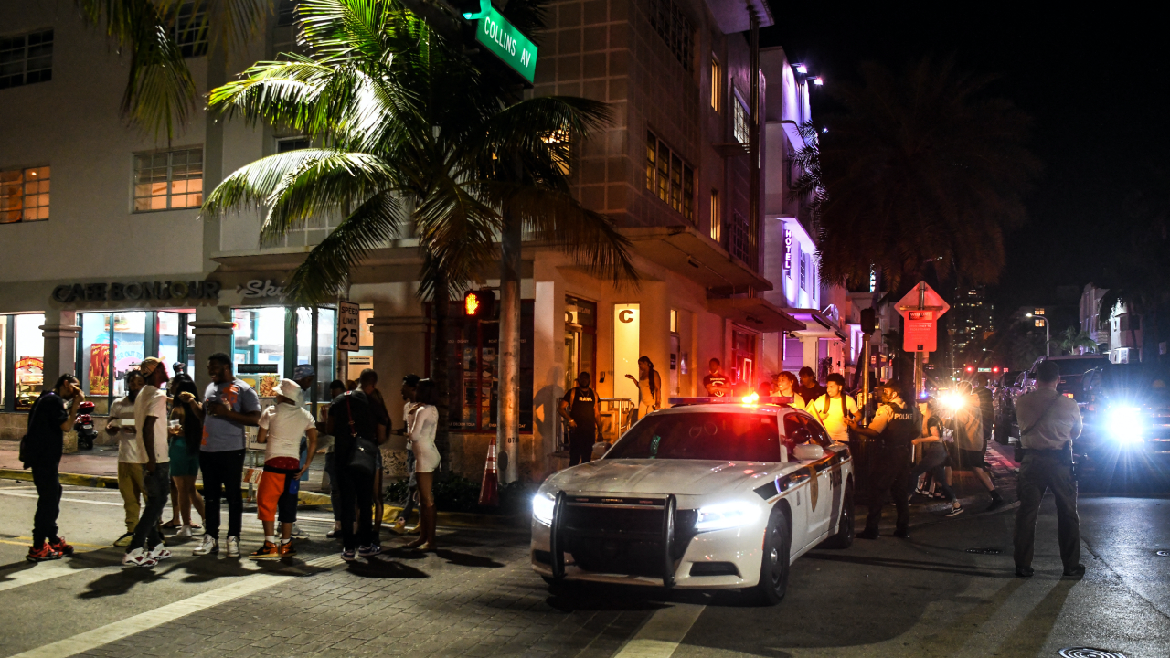 Toque de queda en Miami Beach por la incontrolable multitud de turistas