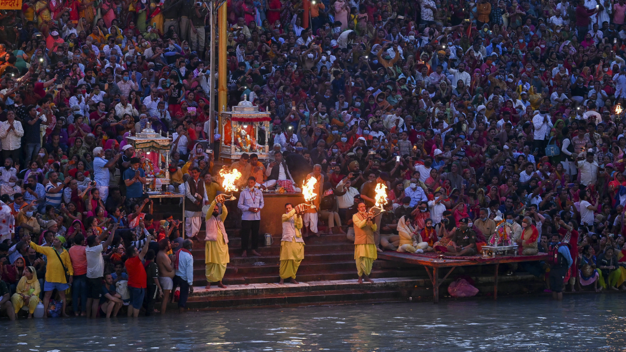 A pesar del Covid, miles de indios se bañan en el río Ganges