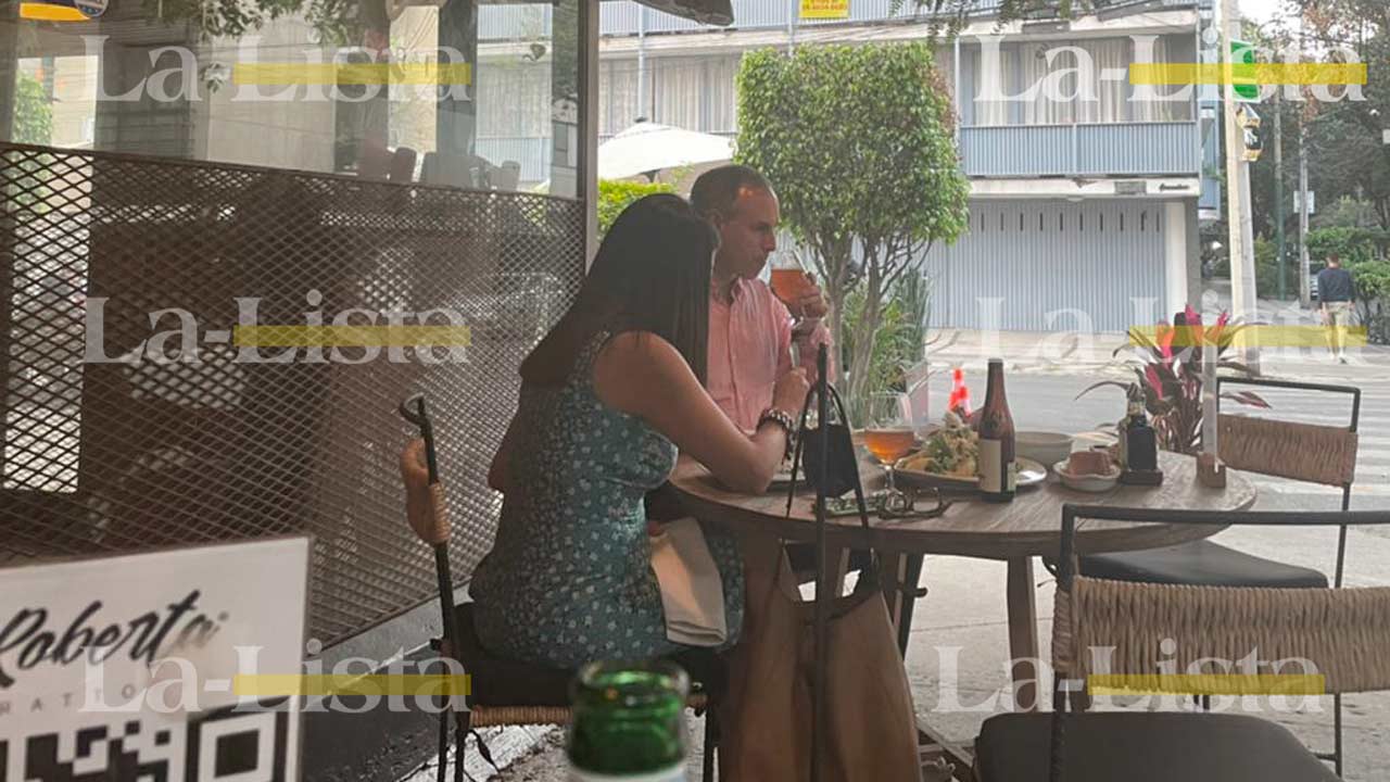 Imágenes | Ante una tercera ola inminente, López-Gatell es captado en restaurante en la Condesa