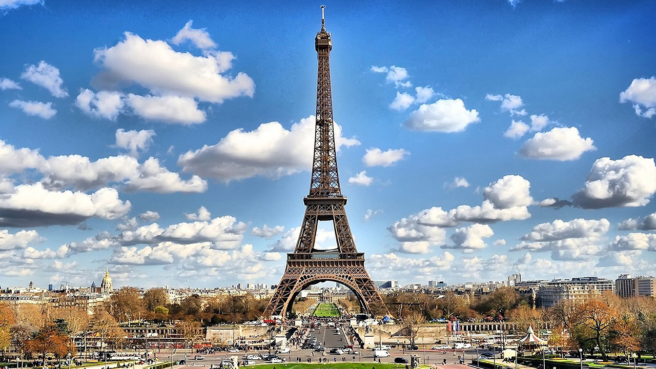 Los escasos turistas en París descubren otras facetas de la Ciudad Luz