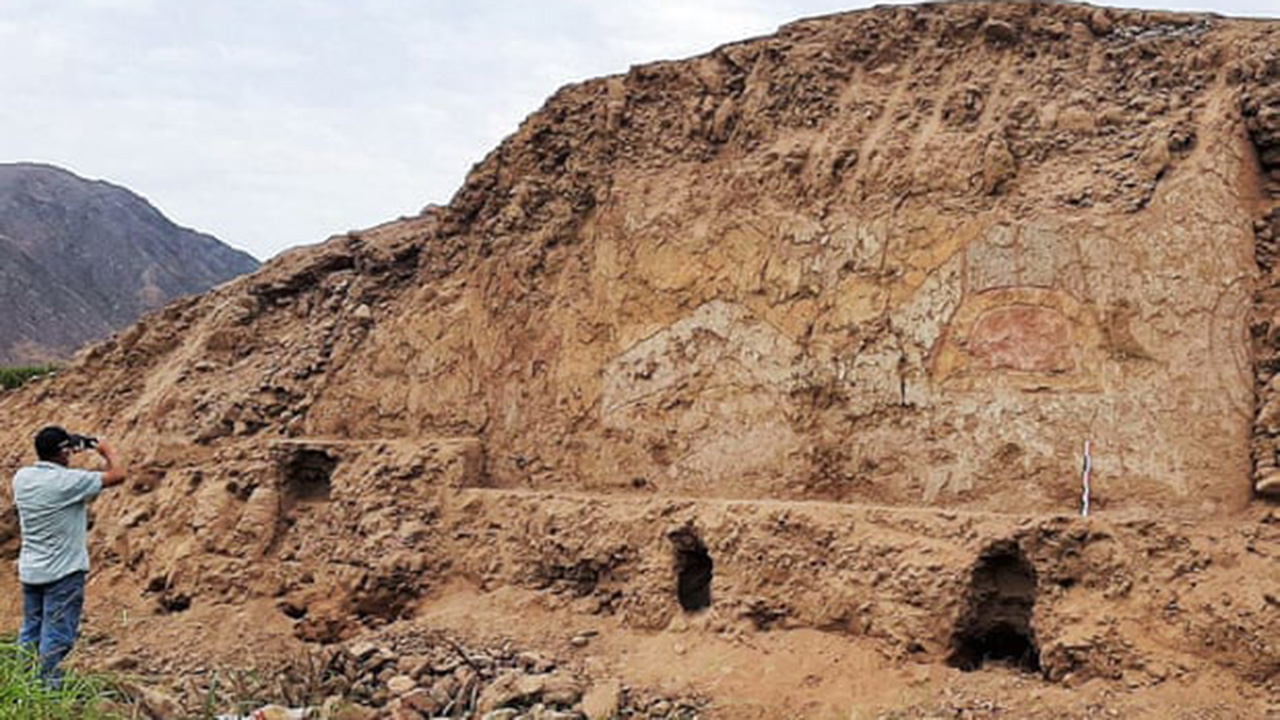 Identifican un mural del dios araña en un templo de 3,200 años en Perú