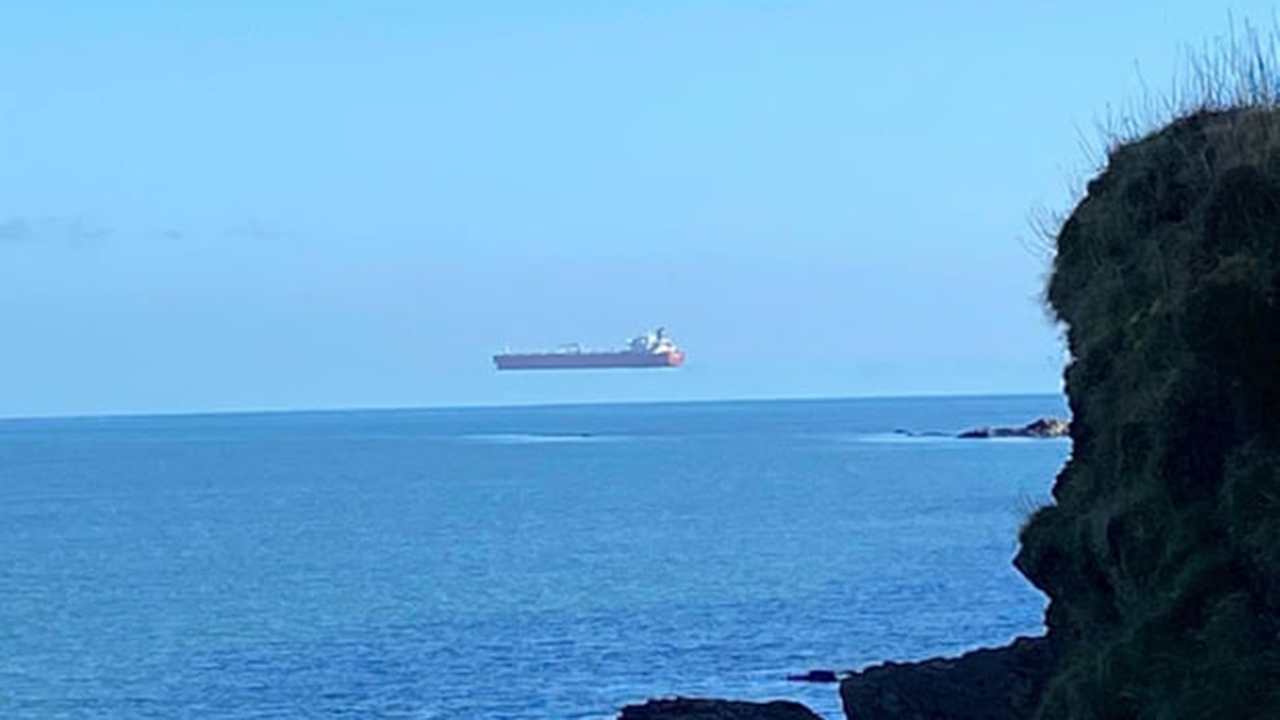 Un paseante quedó ‘atónito’ al ver un barco flotante en el mar en Cornualles