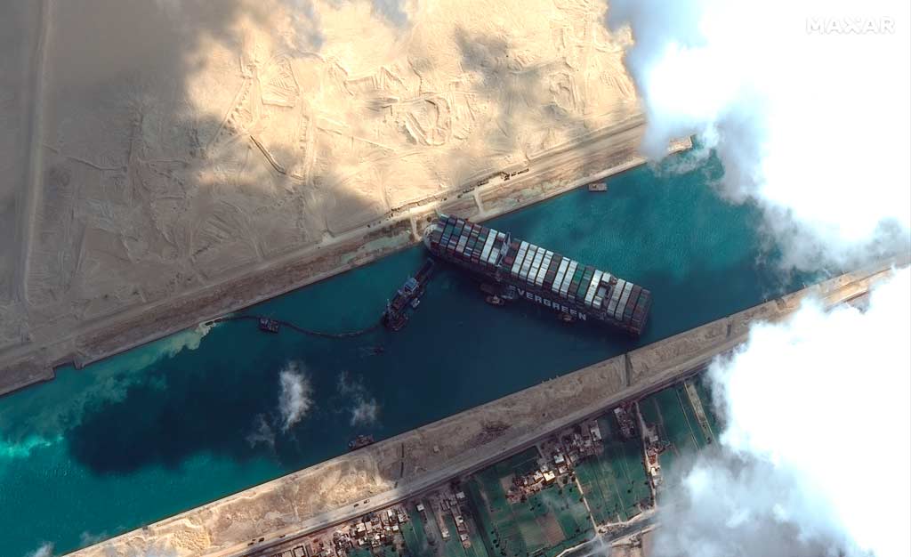 Baja el número de barcos que esperan atravesar el Canal de Suez, pero sigue el atasco