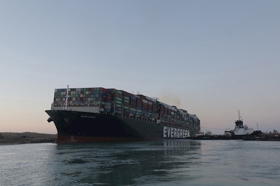 Desbloquean el Canal de Suez, tras una semana de navegación suspendida