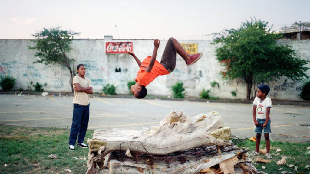 Los chicos de Brooklyn en su ‘trampolín mágico’: la mejor foto de Jamel Shabazz