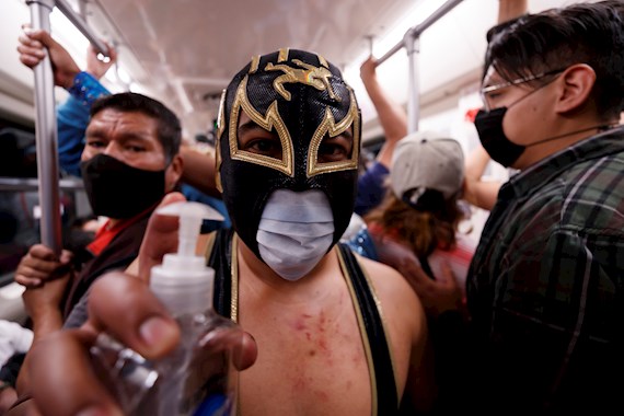 ¡Mascarilla a la fuerza! Luchadores promueven el uso de cubrebocas en el metro de la CDMX