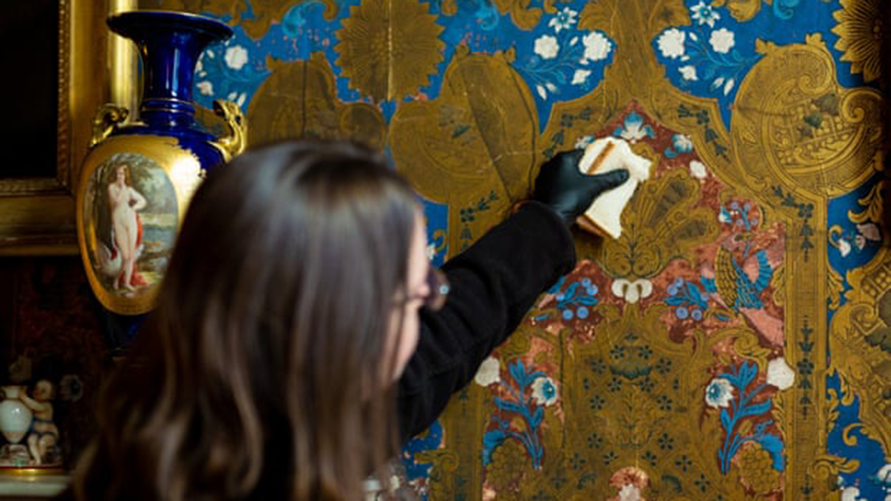 ¿Limpiar el papel tapiz con pan blanco? Funciona, dice English Heritage