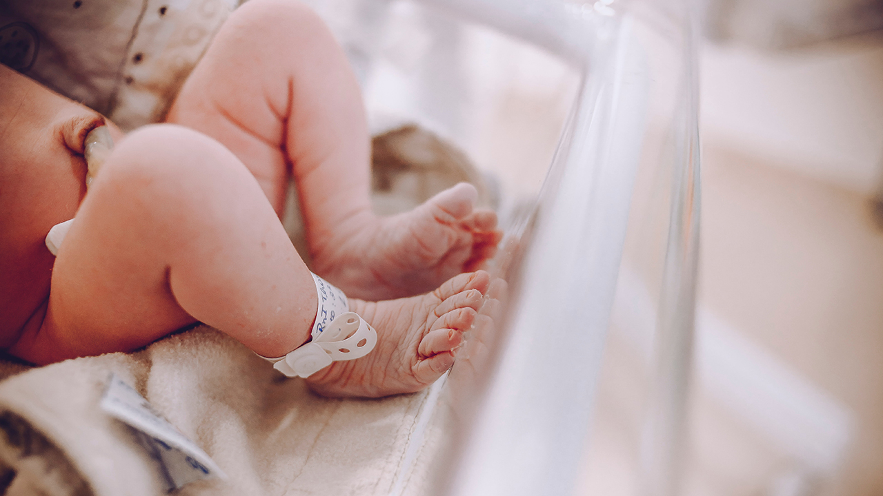 Separar a madres con Covid de sus recién nacidos aumenta riesgos para los bebés: OMS