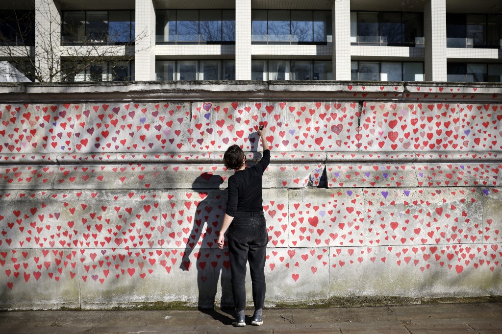 Fotogalería: mural de corazones en memoria de víctimas de coronavirus