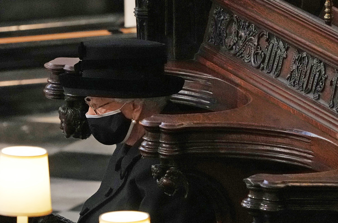 La Reina y la familia real dan su adiós al príncipe Felipe en el funeral del Castillo de Windsor