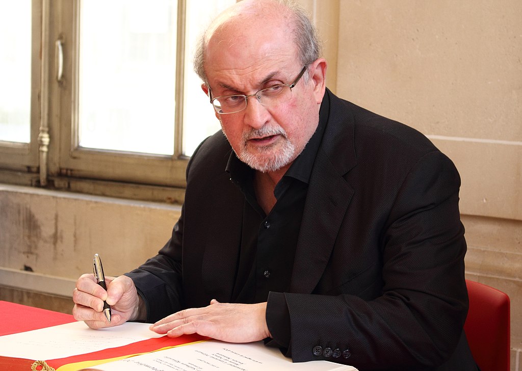 Salman Rushdie entra a cirugía tras atentado