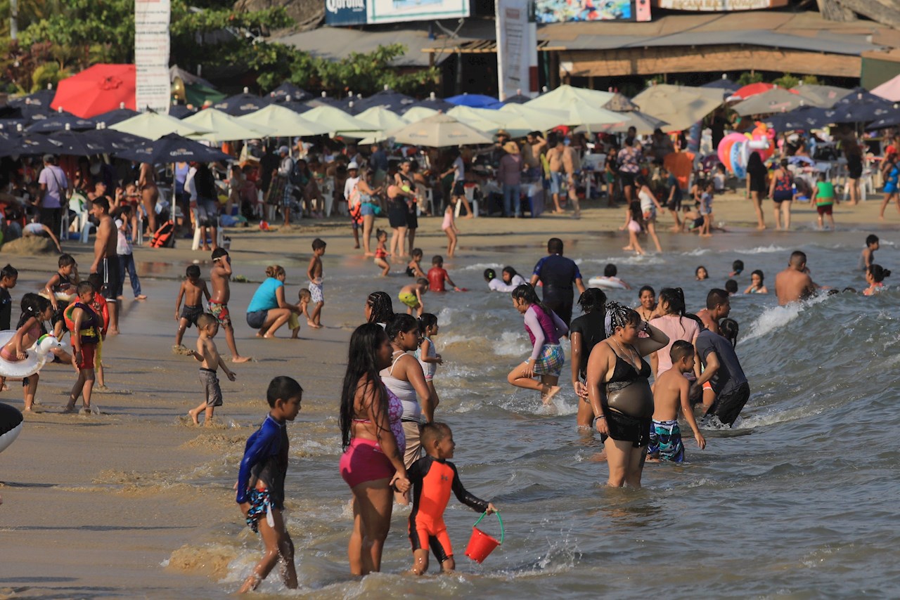 Turistas abarrotan Acapulco pese a advertencia de nueva ola de Covid-19