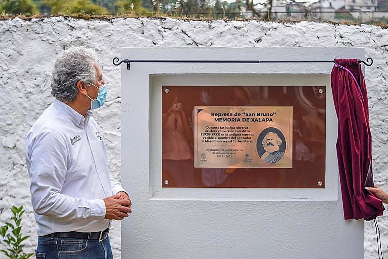 Develan en Xalapa una placa dedicada a Karl Marx